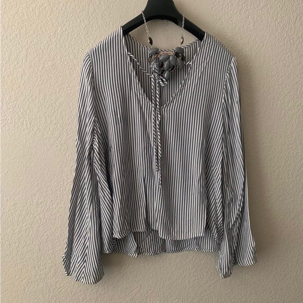 Striped shirt and necklace can separate..